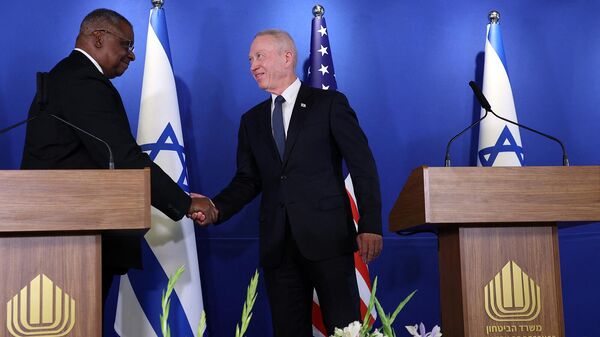 Министры обороны США и Израиля Ллойд Остин и Йоав Галлант и  обмениваются рукопожатием после выступления с заявлением для прессы (9 марта 2023). Тель-Авив - Sputnik Армения