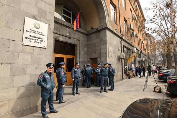 Акция протеста жильцов бывшего здания минобороны у КГД (13 марта 2023). Еревaн - Sputnik Армения