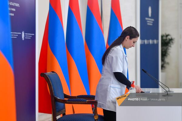 Անձնակազմը պատրաստում է վարչապետի սեղանը - Sputnik Արմենիա