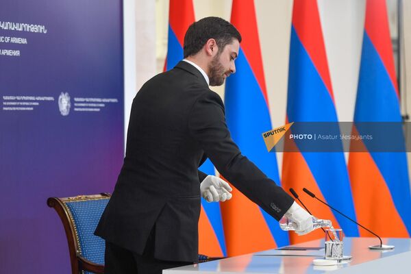 Персонал подготавливает стол для пресс-конференции - Sputnik Армения