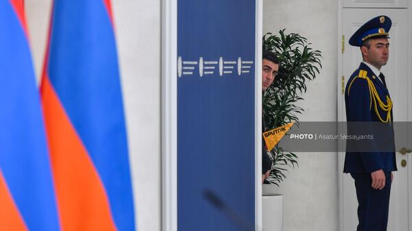 Подготовка помещения к пресс-конференции премьер-министра Никола Пашиняна в Доме правительства (14 марта 2023). Еревaн - Sputnik Армения