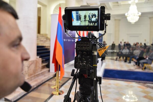 Մամուլի ներկայացուցիչները սպասում են ասուլիսի սկսվելուն - Sputnik Արմենիա