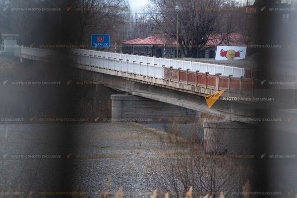 Билборды с указанием Турции и изображением Ататюрка на фоне карты - на турецкой части моста Маргара - Sputnik Армения