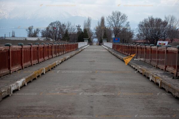 Турецкая сторона моста Маргара начинается там, где перила окрашены в белый цвет - Sputnik Армения