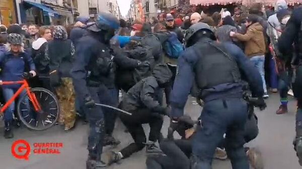 Полиция Франции показывает, как надо правильно разгонять протестующих - Sputnik Армения