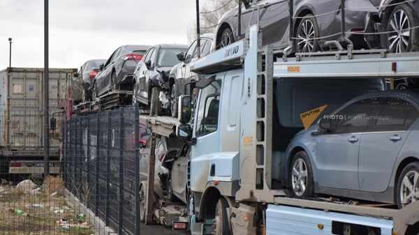 Вереница транспортных средств на подступах к автомобильной таможне в Гюмри - Sputnik Армения