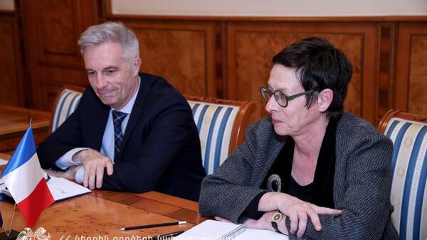 Министр внутренних дел Ваге Казарян принял Чрезвычайного и полномочного посла Франции Анн Луйо (16 марта 2023). Еревaн - Sputnik Армения