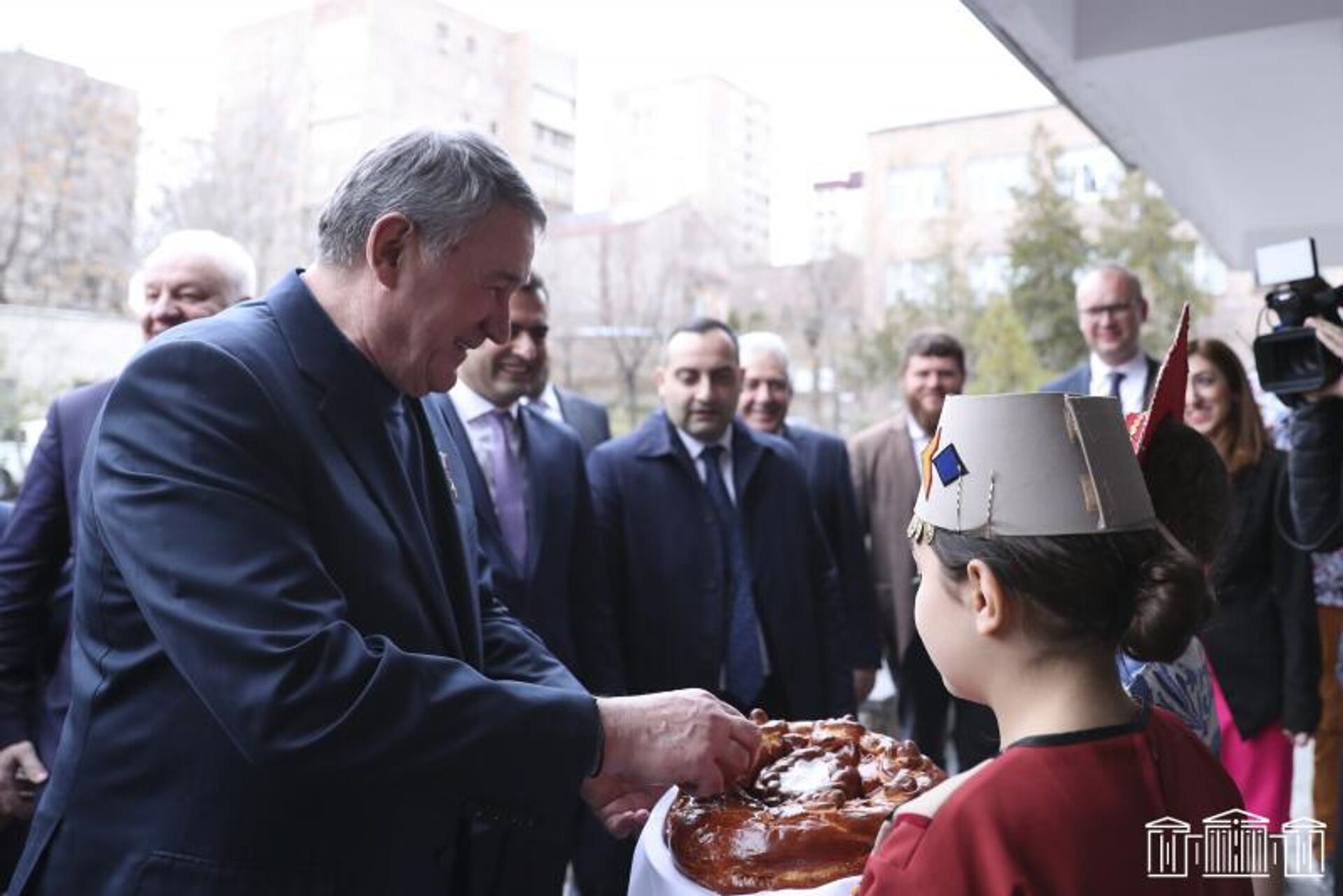 Сопредседатели межпарламентской комиссии по сотрудничеству между НС РА и ФС РФ Акоп Аршакян и Юрий Воробьев вместе с членами комиссии посетили ереванскую основную школу N192 им. Варданяна (16 марта 2023). Еревaн Сопредседатели межпарламентской комиссии по сотрудничеству между НС РА и ФС РФ Акоп Аршакян и Юрий Воробьев вместе с членами комиссии посетили ереванскую основную школу N192 им. Варданяна (16 марта 2023). Еревaн - Sputnik Արմենիա, 1920, 16.03.2023