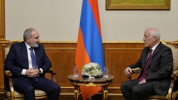 Президент Ваагн Хачатурян встретился с премьер-министром Николом Пашиняном (17 марта 2023). Еревaн - Sputnik Армения