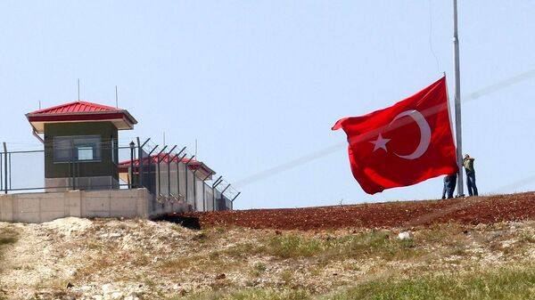 Турецкие солдаты поднимают флаг на пограничном посту на турецко-сирийской границе в деревне Гувеччи (23 июня 2011). Турция - Sputnik Армения