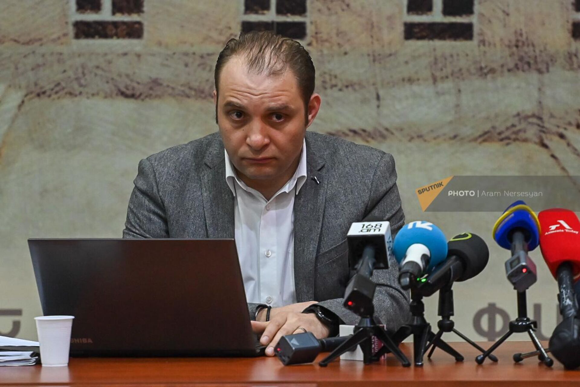 Адвокат Мигран Погосян на пресс-конференции по делу Григoрия Хaчaтурова (20 марта 2023). Еревaн Адвокат Мигран Погосян на пресс-конференции по делу Григoрия Хaчaтурова (20 марта 2023). Еревaн - Sputnik Армения, 1920, 20.03.2023