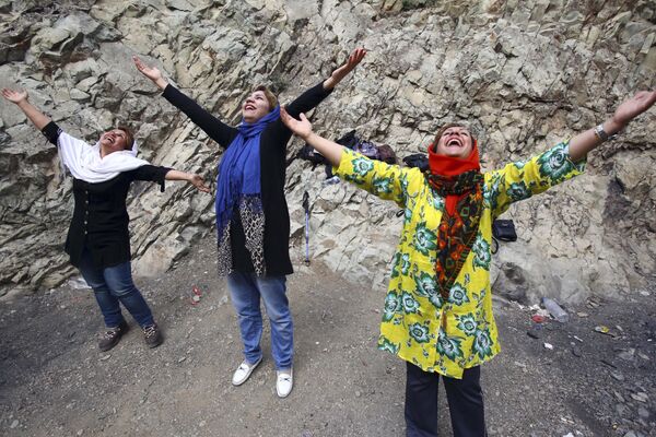 Практика по йоге смеха в Тегеране, Иран - Sputnik Армения