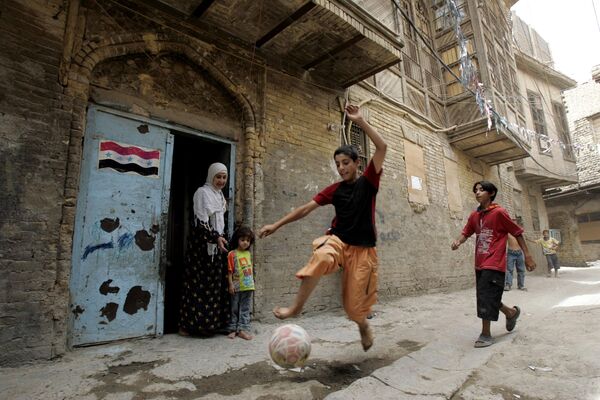 Дети играют в футбол на улице Багдада, Ирак - Sputnik Армения