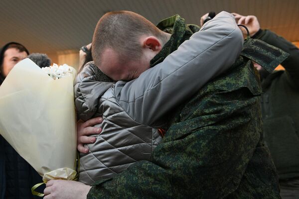 Ուկրաինական գերությունից ազատված զինծառայողը մտերիմների հետ - Sputnik Արմենիա