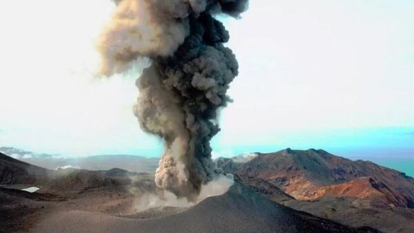 Пепловый выброс произошел на вулкане Эбеко - Sputnik Армения