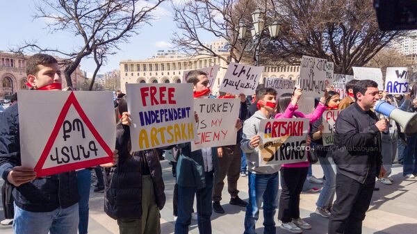 Акция протеста молодежного крыла АРФД перед Домом правительства (22 марта 2023). Еревaн - Sputnik Армения