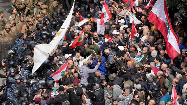 Стычки между протестующими с ливанской армией и спецназом полиции (22 марта 2023). Бейрут - Sputnik Армения