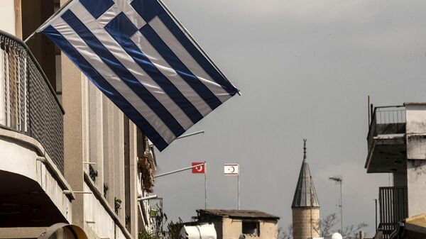 Флаг Греции напротив флага Турции на балконе жилого дома в Никосии - Sputnik Армения