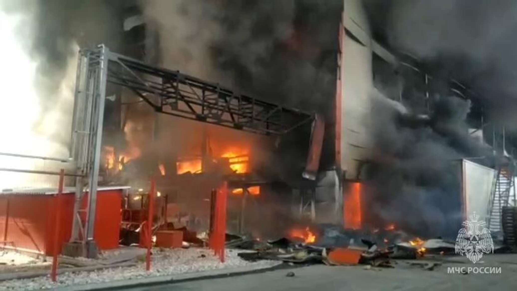 Что произошло 22.03 2024 года. Пожар в Арамиле. Пожары на промышленных объектах. Горит завод. Пожар фото.