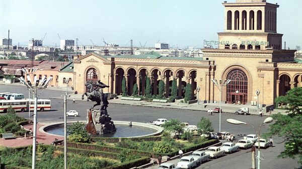 Железнодорожный вокзал и привокзальная площадь в Ереване. - Sputnik Армения