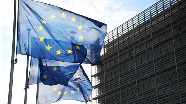 Флаги с символикой Евросоюза у здания Еврокомиссии в Брюсселе. - Sputnik Армения