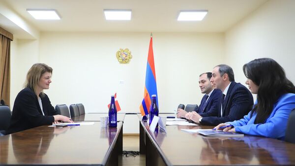 Министр высокотехнологичной промышленности Роберт Хачатрян принял Чрезвычайного и полномочного посла Королевства Дания Анн Тофт Соренсен (24 марта 2023). Еревaн - Sputnik Армения
