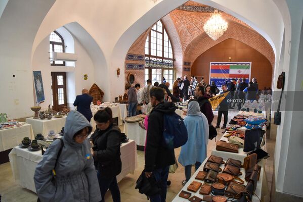 Выставка-продажа изделий ручной работы студентов тебризского Исламского университета искусств и художников из Тебриза  - Sputnik Армения