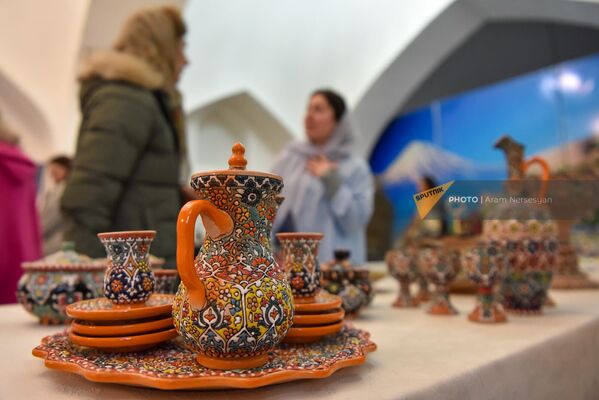 Изделия из цветной глазури художников из Тебриза - Sputnik Армения