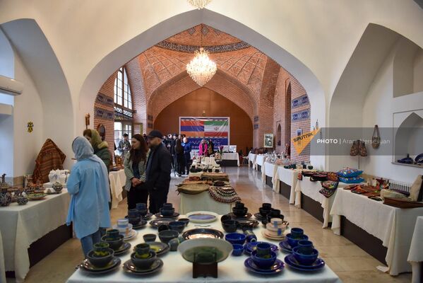 Выставка-продажа изделий ручной работы студентов тебризского Исламского университета искусств и художников из Тебриза в Голубой мечети - Sputnik Армения