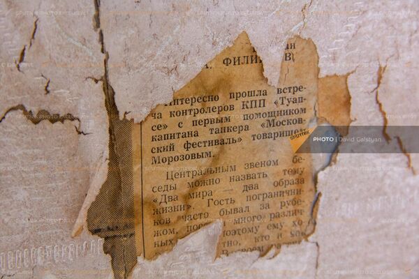Газетные вырезки на стенах станции  - Sputnik Армения