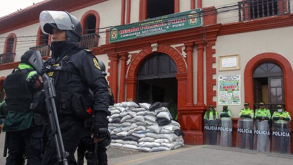 Полицейские возле своей штаб-квартиры в Пуно, Перу - Sputnik Армения