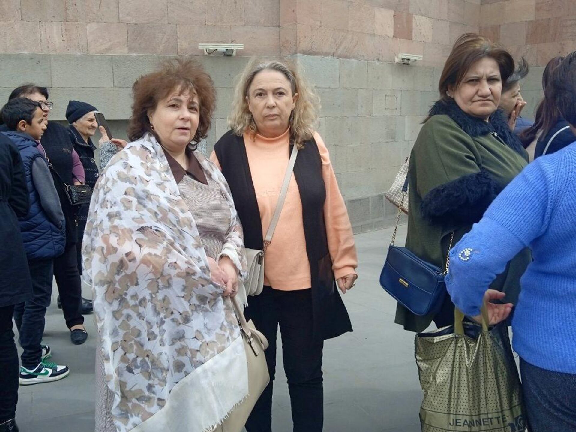 Беженки из Карабаха Рузан Мхитарян (справа) и Анна Асатрян перед Домом правительства (30 марта 2023). Еревaн Беженки из Карабаха Рузан Мхитарян (справа) и Анна Асатрян перед Домом правительства (30 марта 2023). Еревaн - Sputnik Армения, 1920, 30.03.2023