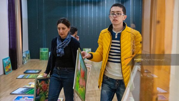 Эдвин Овсепян вместе с матерью готовится к персональной выставке - Sputnik Армения
