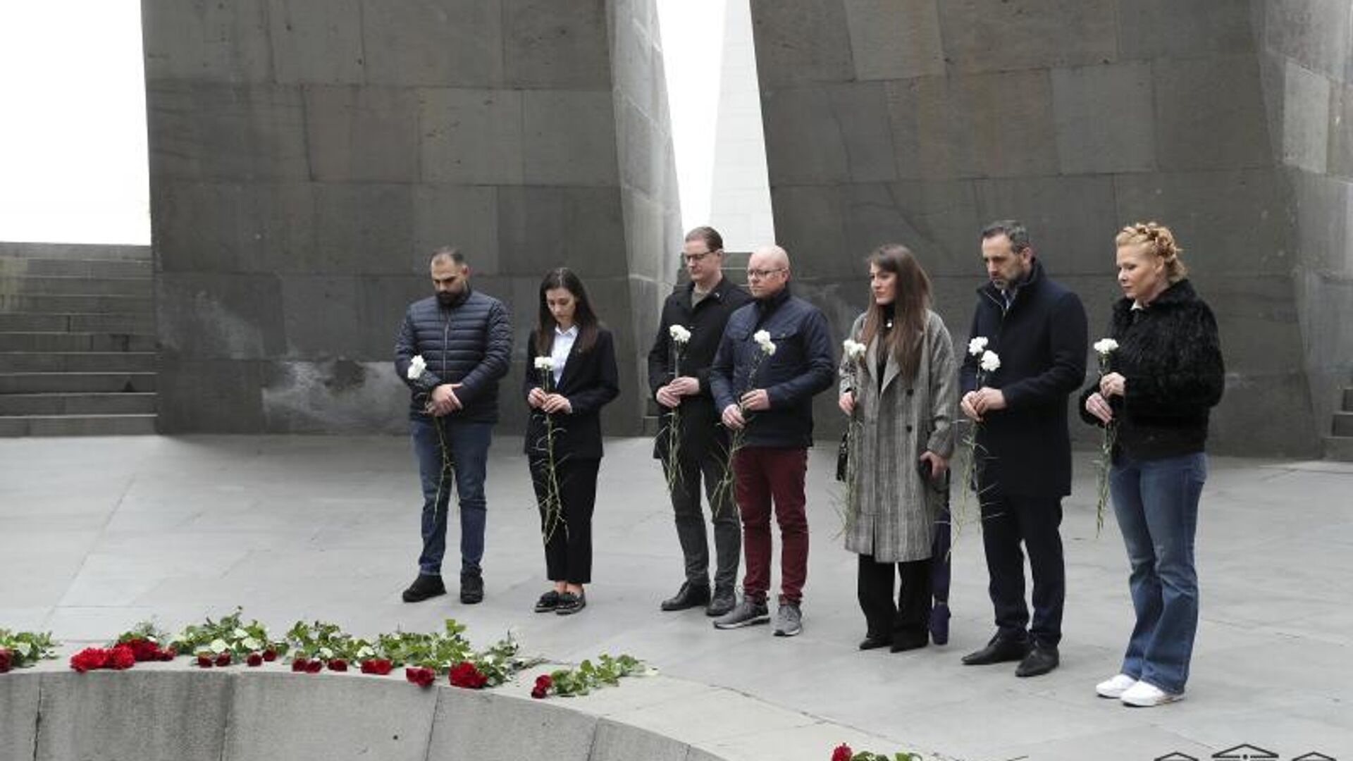 Делегация парламента Швеции, возглавляемая руководителем группы дружбы Швеция-Армения Бьорном Седером, посетила мемориальный комплекс Цицернакаберд (1 апреля 2023). Еревaн - Sputnik Армения, 1920, 01.04.2023