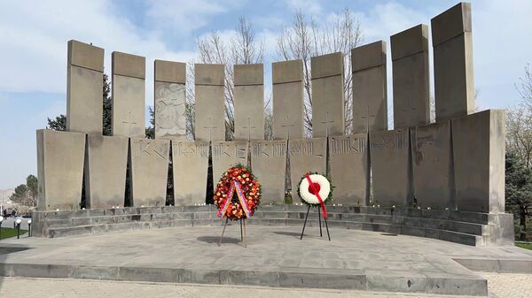 Траурный венок от имени Сержа Саргсяна в память о погибших в 44-дневной войне в воинском пантеоне Ераблур (2 апреля 2023). Ереван - Sputnik Армения