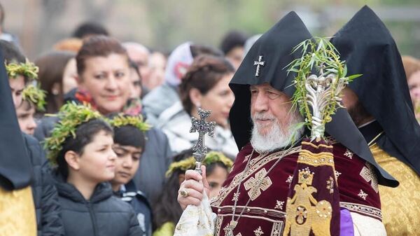 Католикос Гарегин II  благословляет верующих во время церемонии Цахказарда (2 апреля 2023). Эчмиадзин - Sputnik Армения