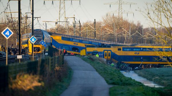 Сошедший с рельсов поезд недалеко от Гааги (4 апреля 2023). Нидерланды - Sputnik Армения