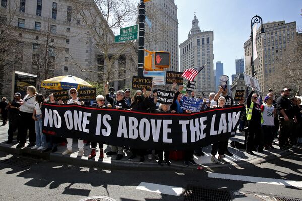Դոնալդ Թրամփի հակառակորդները բողոքում են Մանհեթենի շրջանային դատախազության դիմաց, Նյու Յորք, 4-ը ապրիլի, 2023 - Sputnik Արմենիա