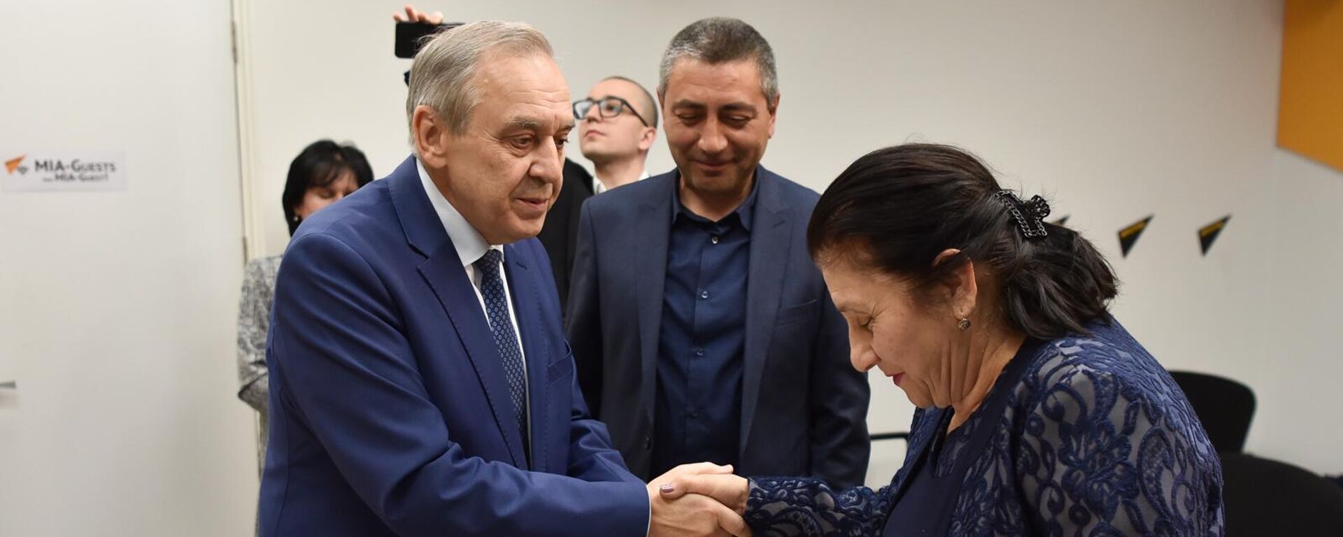 Դ նախագահին առընթեր Ղրիմի Հանրապետության մշտական ներկայացուցիչ Գեորգի Մուրադովը հանձնում է մեդալը - Sputnik Արմենիա, 1920, 05.04.2023