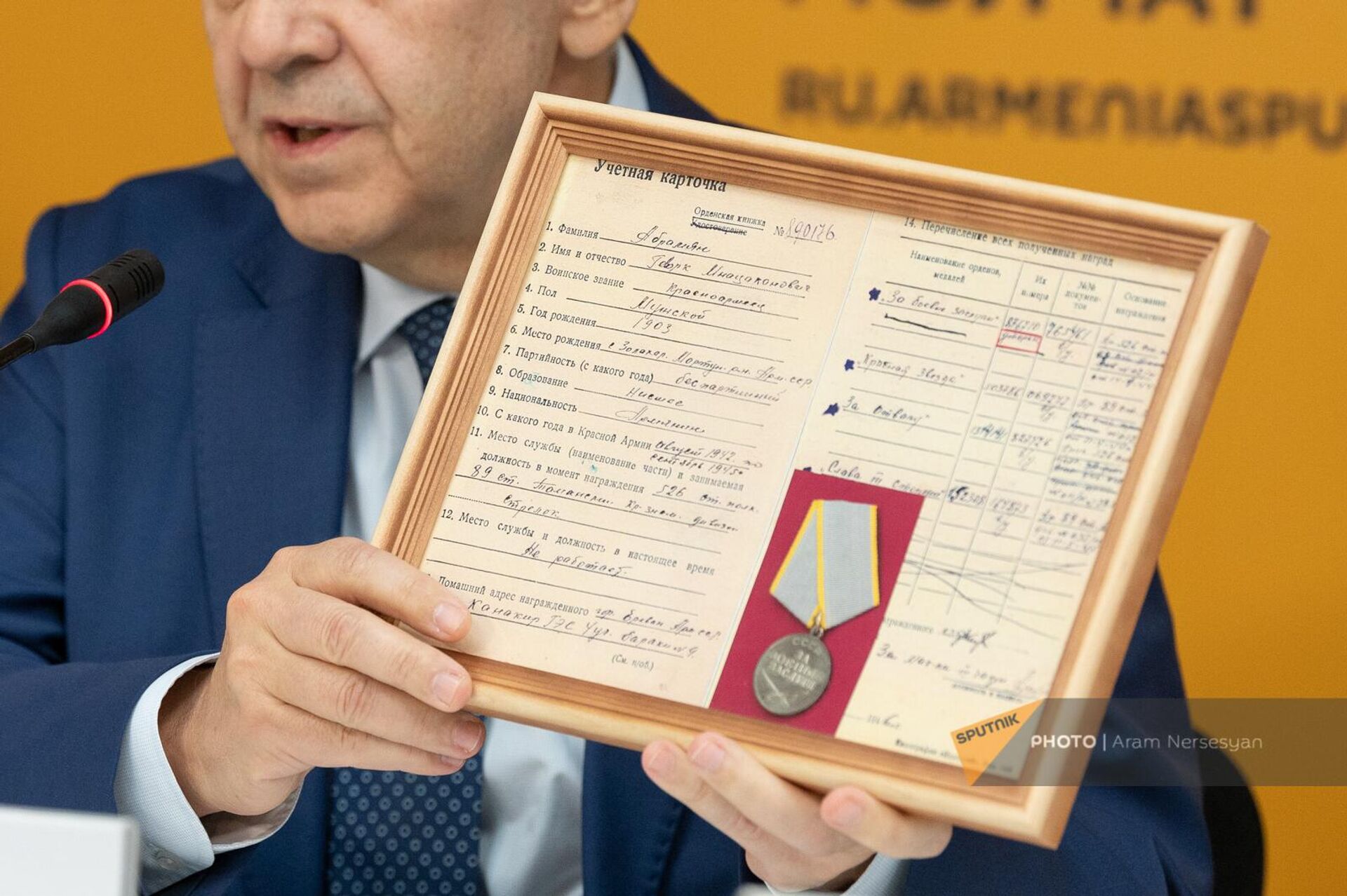 Постоянный представитель Республики Крым при президенте РФ Георгий Мурадов держит в руках медаль За боевые заслуги ветерана ВОВ Геворка Абрамяна (5 апреля 2023). Еревaн Постоянный представитель Республики Крым при президенте РФ Георгий Мурадов держит в руках медаль За боевые заслуги ветерана ВОВ Геворка Абрамяна (5 апреля 2023). Еревaн - Sputnik Արմենիա, 1920, 05.04.2023