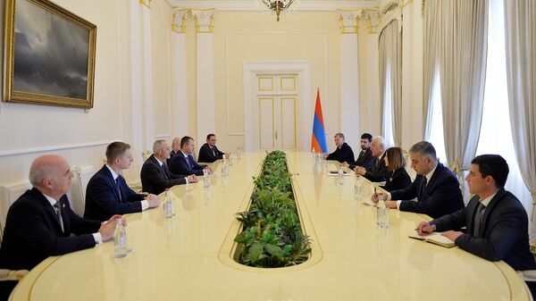 Президент Ваагн Хачатурян принял делегацию, возглавляемую председателем Комиссии по внешним отношениям Национального совета Словакии Марианом Керри (5 апреля 2023). Еревaн - Sputnik Армения