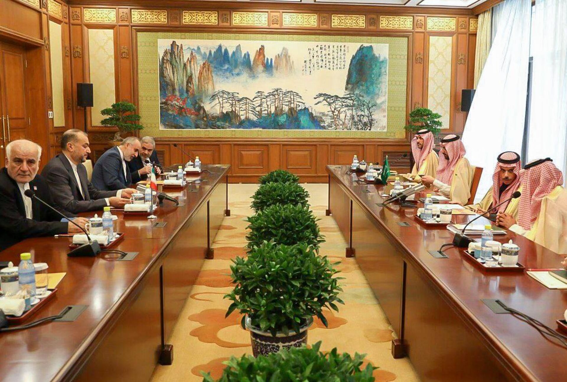 Встреча министров иностранных дел Ирана и Саудовской Аравии Хосейна Эмира Абдолахияна и Фейсала бен Фархана Аль Сауда (6 апреля 2023). Пекин - Sputnik Արմենիա, 1920, 06.04.2023