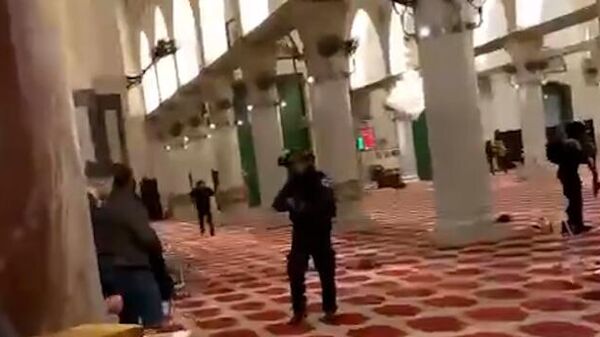 Израильские силовики принудительно эвакуируют верующих из мечети Аль-Акса в Иерусалиме - Sputnik Армения