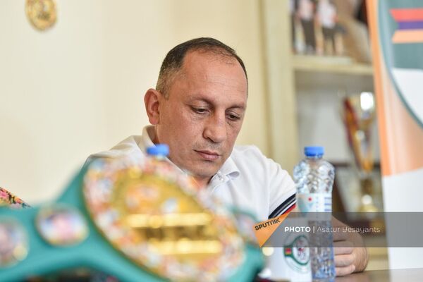 Президент федерации профессионального бокса Армении Гарник Арутюнян на пресс-конференции - Sputnik Армения