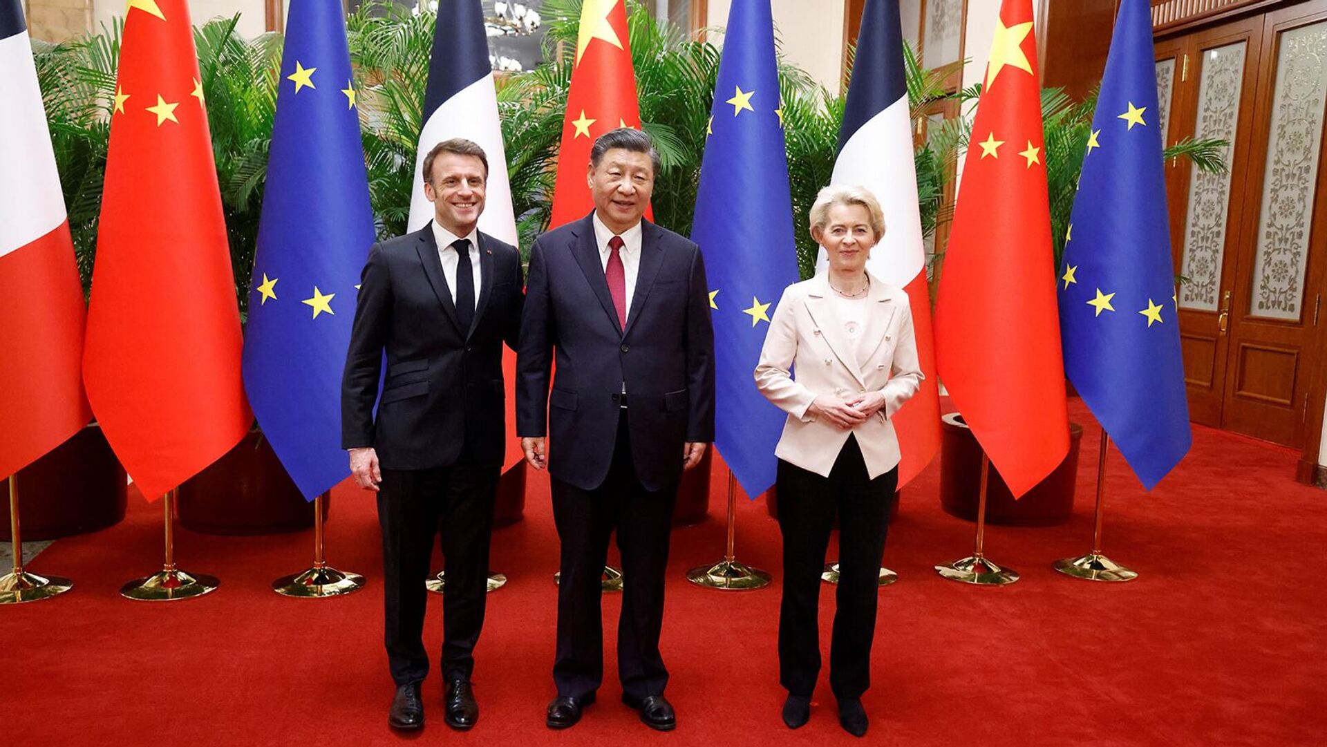 Встреча председателя Китая Си Цзиньпина, президента Франции Эммануэля Макрона и председателя Европейской комиссии Урсулы фон де Ляйен (6 апреля 2023). Пекин - Sputnik Армения, 1920, 06.04.2023