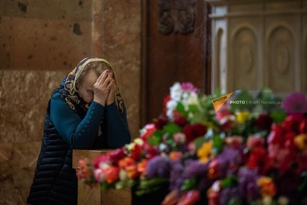 Տարեց կինը աղոթում է Սուրբ Սարգիս եկեղեցում - Sputnik Արմենիա
