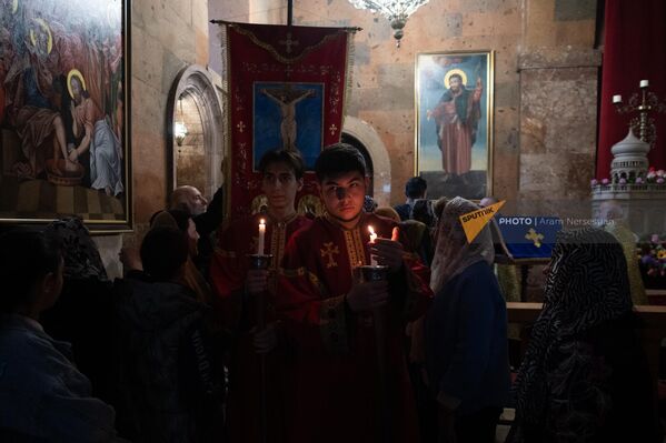 Սուրբ Սարգիս եկեղեցու սպասավորները խորանի մոտ են բերում վառվող մոմերը - Sputnik Արմենիա