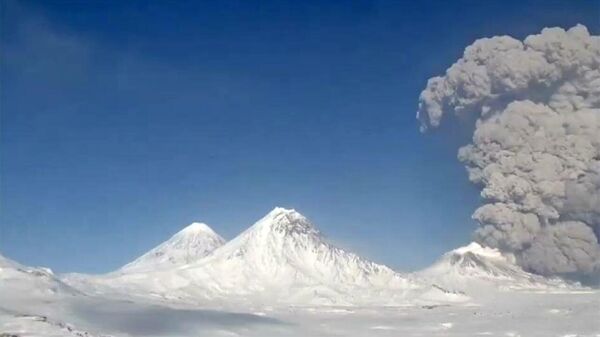 Вулкан Безымянный на Камчатке выбросил пепел на высоту до 12 км - Sputnik Армения