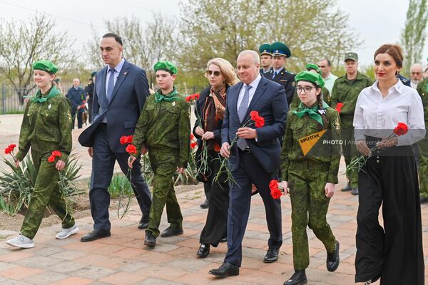 Պաշտոնյաները ծաղիկներ են տանում ռուս զինվորների հուշարձանի մոտ։ - Sputnik Արմենիա