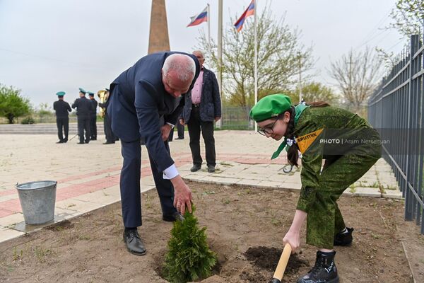 Պաշտոնյաները ծաղկեպսակ են դրել ու ծառեր տնկել ռուս զինվորների հուշարձանի մոտ։ - Sputnik Արմենիա
